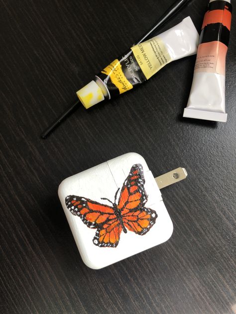 Phone Charger Painting Ideas Easy, Charger Box Painting Ideas, Painted Charger Cube Ideas, Painting On Charger, Paint Charger Cube, Charger Painting Ideas, Monarch Butterfly Painting, Aesthetic Diys, Gadget Design