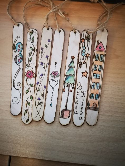 Book Marker Ideas, Craft Stick Bookmarks, Wooden Bookmarks Diy, Wood Bookmarks Diy, Diy Book Markers Ideas, Book Markers Ideas Diy, Diy Wooden Bookmark, Popsicle Stick Bookmarks, Woodburning Bookmarks