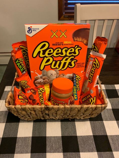 Reeses basket for basket raffle that i put together Jack And Jill Party Ideas Raffle Prizes Auction Baskets, Christmas Party Raffle Prizes, Cat Raffle Basket Ideas, Gift Baskets Diy Silent Auction, Basket Themes For Auction, Stag And Doe Baskets, Fun Raffle Baskets, Stag Basket Ideas, Tricky Tray Basket Ideas Fundraising