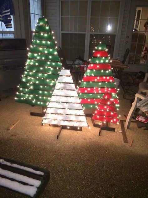 120+ Easy Outdoor Christmas Decorations You Can Make for Next to Nothing - HubPages Fish Bowl Snowman, Christmas Lights Outdoor Trees, Bowl Snowman, Creative Christmas Decorations, Diy Snowman Decorations, Christmas Yard Decor, Outdoor Christmas Diy, Christmas Outdoor Decor, Christmas Outside