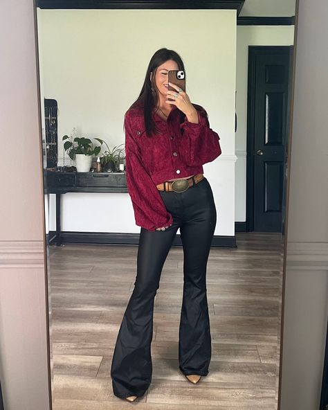 Leather flares are a must for the fall!😍🍁 Styled by: @lorilynngranger0 #fall #outfitinspo #spookyseason #plussizefashion #comfortable #womensfashion #backtoschool #falloutfits #demure Fall Outfits Country, Graphic Tees Country, Gameday Outfit Football, Country Concert Fits, Photoshoot Ideas Fall, Outfits Country Concert, Western Fall Outfits, Western Looks, Fashion Midsize