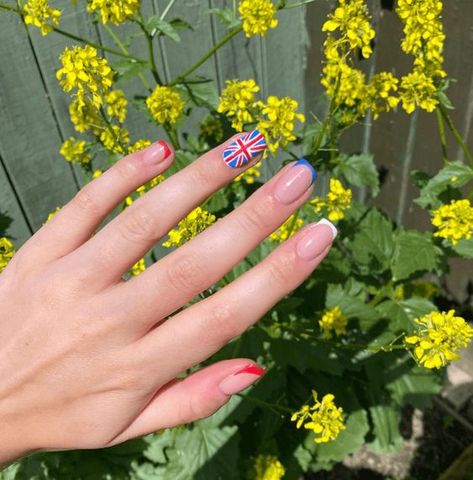 Nail Art Flag Design, England Flag Nails, London Nails Ideas, London Nail Art, England Nails Designs, London Inspired Nails, British Nails Designs, Archery Nails, London Nails Designs