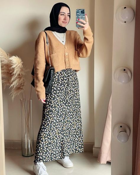 Hijab Skirt, Hijab Summer, Hijab Fashion Summer, Hijab Look, Street Hijab Fashion, Muslim Outfits Casual, Muslim Fashion Hijab Outfits, Hijab Style Casual, Hijabi Fashion Casual