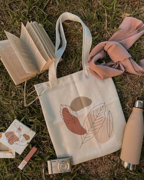 Foto Tas Aesthetic, Tote Bags Photography, Tote Bag Photoshoot Ideas, Tote Bag Ideas Aesthetic, Eco Bag Aesthetic, Tote Bag Photography Ideas, Bag Aesthetic Photography, Painted Tote Bag Aesthetic, Tote Bag Design Aesthetic