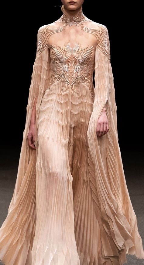 Iris Van Herpen Dress, Iris Van Herpen Wedding Dress, Iris Van Herpen Couture, Evermore Fashion, Alien Clothes, Iris Van Herpen, Fantasy Dresses, Fantasy Gowns, Fantasy Fashion