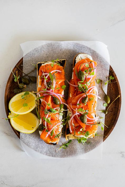 Smoked Salmon Sourdough, Salmon Sandwich Ideas, Open Sandwich Ideas, Salmon Baguette, Salmon Sandwich Recipes, Seafood Sandwich, Open Sandwiches, Smoked Salmon Sandwich, Open Sandwich