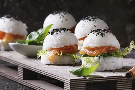 Mini rice sushi burgers with smoked Salmon Resep Sushi, Nye Food, Sesame Seeds Recipes, Baked Mussels, Mini Hamburger, Sushi Burger, Rice Sushi, Frozen Beef, Easy To Make Breakfast