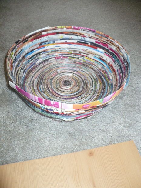 Step-by-step Instructable: How to Make a Magazine Bowl and Coasters Make A Magazine, Magazine Bowl, Recycled Magazine Crafts, Recycled Paper Crafts, Recycled Magazine, Recycled Magazines, Diy Bowl, Valentine Cards Handmade, How To Make Coasters