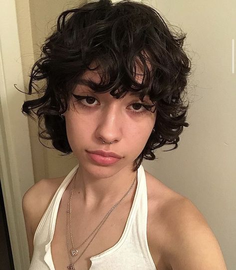 Amelie Haircut, Enby Haircuts, Wavy Hair 2b, Gay Haircut, Messy Wavy Hair, Hair Styels, Natural Curly Hair Cuts, Textured Haircut, Hair Inspiration Short