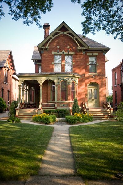 Naimi-Ext Victorian Exterior, Victorian Style Homes, Red Brick House, Victorian Architecture, Gothic House, Styl Retro, Style At Home, Pretty House, Brick House