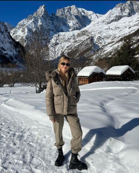 Snow Ootd, Winter Fashion Aesthetic, Ski Looks, Autumn Fashion Outfits, Norway Fashion, Norway Winter, Mountain Wear, Apres Ski Outfits, Ski Holiday