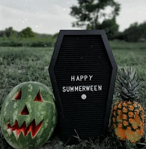 Summerween Party, Bored Ideas, Spooky Summer, Days Till Halloween, Summer Goth, Summer Party Decorations, College Halloween, Halloween 20, Goth Decor