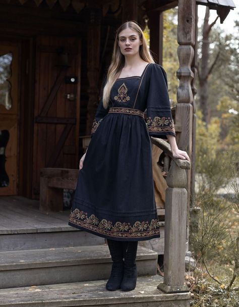 Jewish Woman Clothing, Folklore Fashion, Jewish Women, Long Kurti Designs, Velvet Dresses, Bohemian Clothing, Dress Drawing, School Dresses, Bohemian Clothes