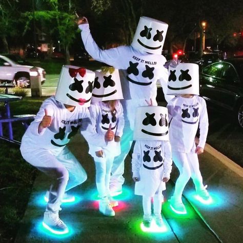 La familia marshmello Dj Marshmello Costume, Marshmello Costume, Marshmallow Costume, Marshmallow Pictures, Marshmello Dj, Marshmello Wallpapers, Halloween Costumes Kids Boys, Dj Art, Kids Costumes Boys