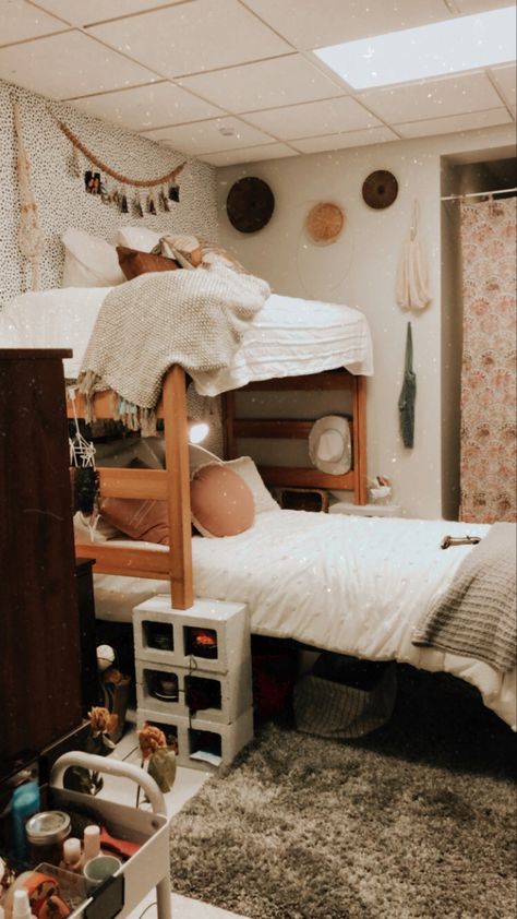 Double Bunk Bed Dorm Room Ideas, Dorm Aethstetic, College Dorm Room Ideas Two Beds, Dorm Room Layouts Double Lofted, 3 Bed Dorm Room Layout, Double Bed Dorm Room Ideas, Triple Dorm Room Layout, Dorm Room Ideas Bunk Beds, Bunk Beds Decor Ideas