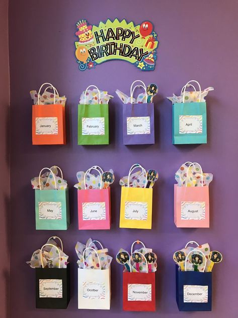 Birthday Chart Classroom, Preschool Birthday, Birthday Board Classroom, Birthday Bags, Decoration Creche, Class Birthdays, Birthday Bulletin Boards, Birthday Bulletin, Diy Preschool