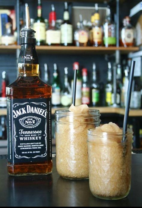 Whiskey Smoothie, for warm beach evenings! Jay Birthday, Roast Beef Sandwich, Jack And Coke, Sandwich Bar, Milk Shakes, Festa Party, Think Food, Frozen Drinks, Slushies