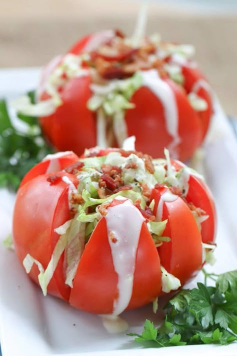 Creative Appetizers, Simple Salads, Stuffed Tomatoes, Tomato Salad Recipes, Wedge Salad, God Mat, Salad Ideas, Idee Pasto Sano, Tomato Salad