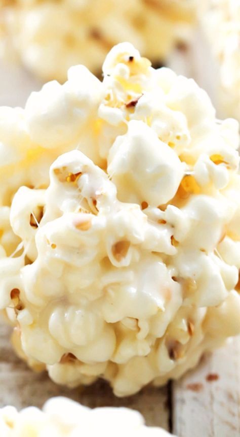 Marshmallow Popcorn Balls, Popcorn Balls Recipe, Popcorn Recipes Easy, Marshmallow Popcorn, White Chocolate Popcorn, Popcorn Treats, Popcorn Balls, Chocolate Popcorn, Dessert Aux Fruits