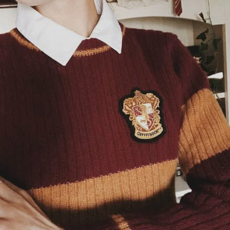 gryffindor vibes. on Spotify Gryffindor Pride, Hogwarts Uniform, Shifting To Hogwarts, Gryffindor Aesthetic, Harry Potter Wall, Harry Potter Oc, Buku Harry Potter, Marauders Dr, Images Harry Potter