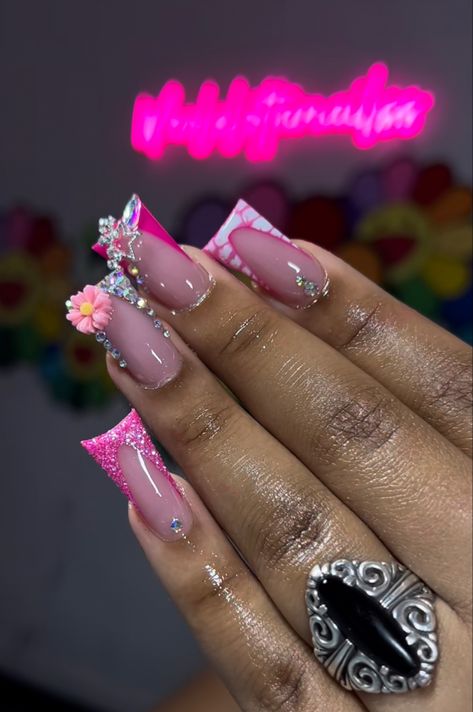 Short Nail Freestyle, Minimalist Nails Black Women, Medium Junk Nails, Pink Prom Nails Acrylic, Minimalist Nails Black, 15th Birthday Nails, Short Minimalist Nails, Peach Color Nails, Dominican Nails