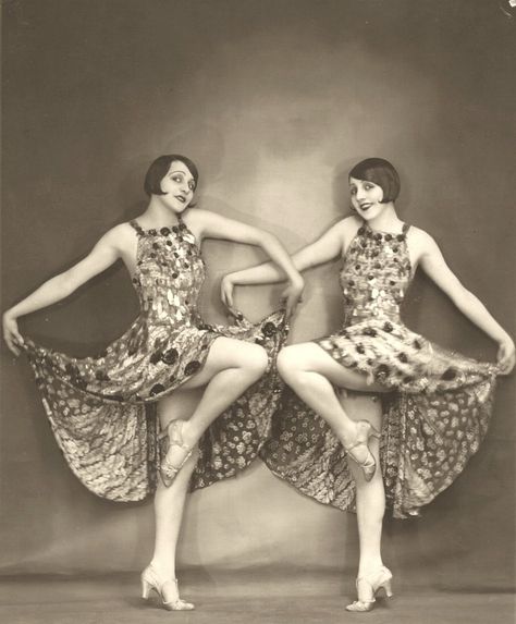 Dancers of the Follies Bergere  Late 1920s I like the top of this for the Angels Follies Bergere, Dolly Sisters, Style Année 20, Ziegfeld Girls, Vintage Burlesque, Vintage Dance, Flapper Style, Va Va Voom, Roaring Twenties