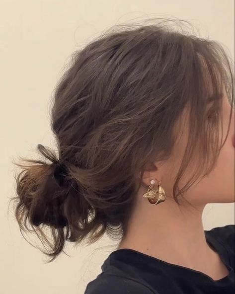 Easy Messy Bun, قلادات متدلية, Messy Bun With Braid, Fesyen Rambut, Hair Bun Tutorial, Vlasové Trendy, Messy Bun Hairstyles, Women's Hairstyles, Back To School Hairstyles