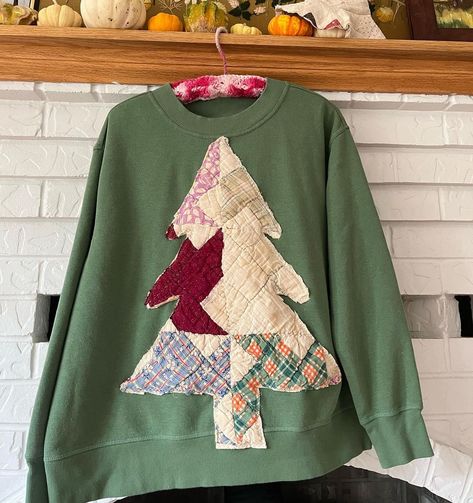 Patchwork Sweatshirt Christmas, Patchwork Christmas Sweatshirt, Sweatshirt With Quilt Block, Quilted Christmas Sweatshirt, Quilt Patch Sweatshirt, Quilt Applique Sweatshirt, Diy Christmas Clothes, Diy Sweatshirt Ideas, Christmas Sweatshirts Diy