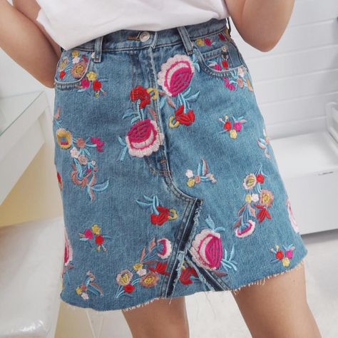 Embroidered skirt spring/summer outfit inspo Sommer Outfit Inspo, Zara Skirt, Zara Skirts, Embroidered Skirt, Spring Summer Outfits, Summer Outfit, Beauty Fashion, Fashion Lifestyle, New Outfits