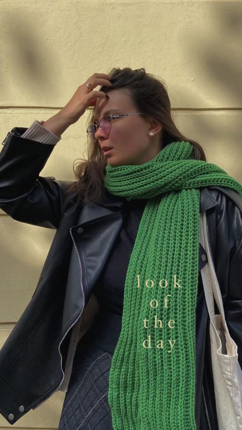 Knitted Scarf Design, Scarf Diy Knit, Knit Scarf Chunky, Scarf Knitting Ideas, Chunky Knitted Scarf, Crochet Ideas Scarf, Scarf Crochet Ideas, Green Knitted Scarf, Knitted Scarf Outfit