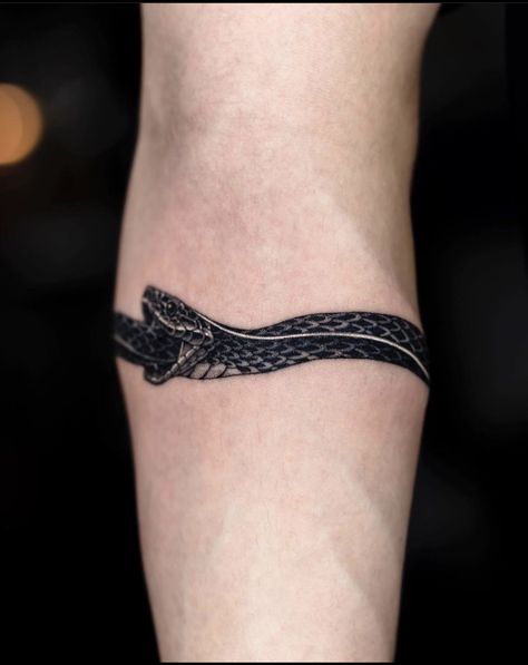 Ouroboros Armband Tattoo, Oroborous Tattoo, Cliche Tattoo, Tattoos Gone Wrong, Dragon Tattoo Ideas, Ouroboros Tattoo, No Regrets Tattoo, Snake Tattoo Design, Dragon Tattoos