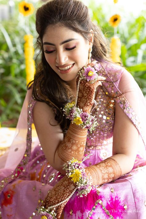 Haldi Flowers Jewelry For Bride, Haldi Ornaments For Bride, Haldi Jewellery Bridal Flowers, Floral Jewellery Bridal, Haldi Hairstyle, Bridal Floral Jewellery, Floral Jewellery For Haldi, Haldi Look For Bride, Mehendi Jewellery