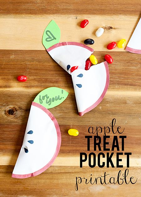 Apple Party Favor Pocket... A Free Printable So cute to thank the teachers in your life! Apple Theme Parties, Mishloach Manos, Apple Centerpieces, Thanksgiving Party Favors, Apple Birthday, Diy Apple, Apple Treat, Thanksgiving Favors, Apple Craft