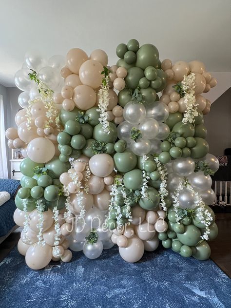 Balloon wall, greenary, white florals, balloons and florals Princess Tiana Themed Sweet 16, Green And White Balloon Arch, Balloon Wall Decorations, Frog Party Ideas, Baby Shower Elegante, Princess Tiana Birthday Party, Tiana Birthday Party, Balloons Wall, Pearl Balloons