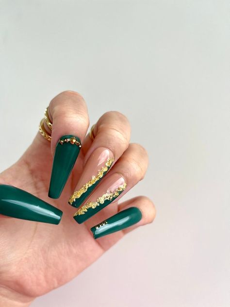 The best elegant gold nails acrylic coffin, like these emerald green nails with gold foil, plus more beautiful gold nail ideas, gold nail art designs classy and more! These include gold nails coffin, gold foil nails acrylics long, general long gold nails and gold nail art acrylics! These gold nails with rhinestones are great for all seasons and especially great for the holiday season. #goldnails #golanailideas #goldnailsacrylic #goldnailart #goldnaildesigns #coffinnails #emeraldgreennails Nails Emerald, Acrylic Aesthetic, Emerald Green Nails, Quince Nails, Quinceanera Nails, Emerald Nails, Gold Acrylic Nails, Green Acrylic Nails, Ten Nails