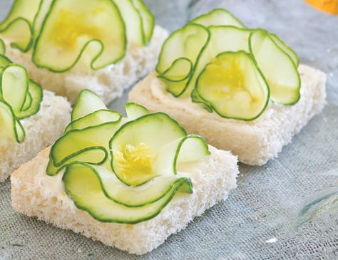 Cucumber Flower Canapés are a pretty take on the classic cucumber sandwich. Cucumber Flower, Tea Party Sandwiches, Canapes Recipes, Party Sandwiches, Finger Sandwiches, Tea Party Food, Tea Sandwiches, Think Food, Food Presentation