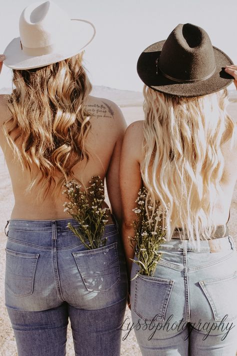 Country Photoshoot Ideas Best Friends, Western Sisters Photoshoot, Western Best Friend Photoshoot, Cowgirl Friends Pictures, Bestie Western Photoshoot, Best Friend Country Photoshoot, Photoshoot Western, Bestie Shoot, Girlfriends Photoshoot