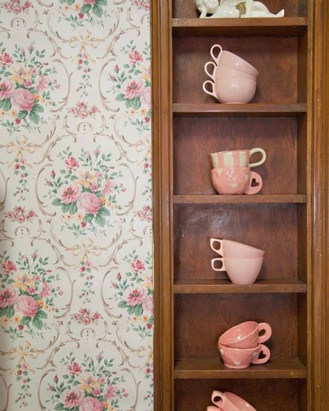 The Dahl House (@thedahlhousela) | Instagram Pink Victorian Interior, Pink Vintage House, Victorian Homes Aesthetic, Fairytale Kitchen, Vintage Pink Bedroom, Pink Smeg, Dahl House, Desired House, Vintage Skincare