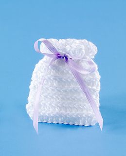 Make some cute Little Wedding Favor Bags & Wedding Favor Sachets for the upcoming wedding and add a touch of your creativity in the awesome wedding that you plan next. These Free Crochet Patterns are just for you. Crochet Wedding Favours, Crochet Sachet, Wedding Crochet Patterns, Confection Au Crochet, Half Double Crochet Stitch, Crochet Wedding, Wedding Favor Bags, Lion Brand Yarn, Double Crochet Stitch