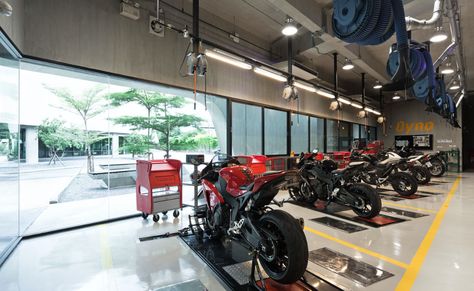 HondaBigwing_08 Motorcycle Garage Design, Motorcycle Shop Design, Motorbike Showroom, Motorcycle Showroom Interior, Motorcycle Garage Ideas, Motorcycle Showroom Design, Bikes Garage, Motorbike Garage, Car Showroom Interior