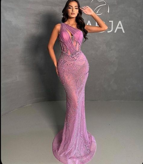 Asoebi Lace Styles Classy 2024, Purple Reception Dress, Nigerian Traditional Dresses, Fancy Robes, Wedding Dress Bustle, Chic Dress Classy, Lace Gown Styles, Classy Wedding Dress, Dinner Dress Classy