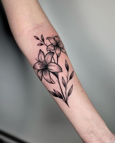 Tatuagem blackwork: 40 ideias para quem ama uma tattoo tradicional Flower Gap Filler Tattoo, Black Work Flower Tattoo, Small Blackwork Tattoo, Dark Flower Tattoo, Blackwork Flowers, Simple Leg Tattoos, Men Flower Tattoo, Matching Bff Tattoos, Cool Tattoos For Girls