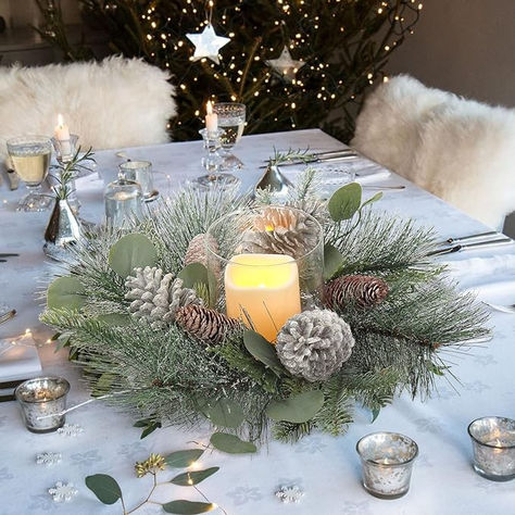 Wreath Centerpiece Christmas, Christmas Candle Centerpieces, Christmas Dining Table Centerpiece, Dining Table Centerpiece Ideas, Christmas Wedding Centerpieces, Table Wreath, Table Centerpiece Ideas, Festive Table Setting, Red Napkins