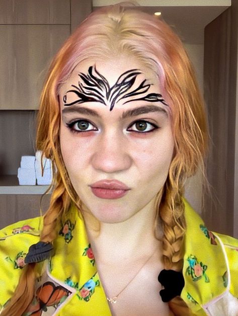 GRIMES enhanced Grimes Makeup Looks, Grimes Halloween Costume, Grimes Makeup, Grimes Costume, Claire Boucher, Galaxy Makeup, Hippie Aesthetic, Girl Celebrities, Ginger Hair