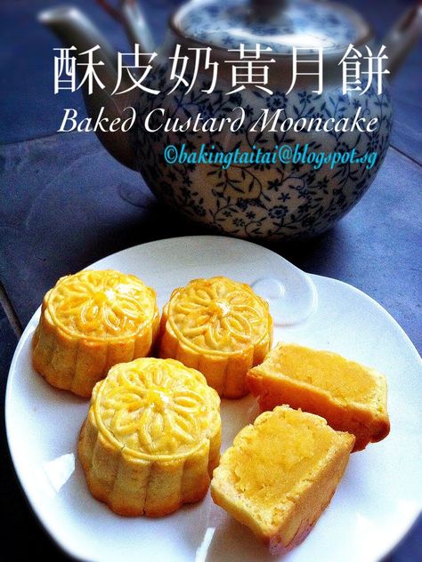 When I first saw this recipe at Zoe's blog, I thought it's really interesting as it differs from the usual mooncakes which use lotu... Asian Pastries, Chinese Sweets, Chinese Pastry, Chinese Moon Cake, Chinese Cake, Mooncake Recipe, Mooncake Festival, Asian Sweets, Moon Cakes