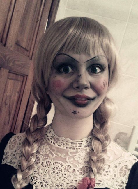 Annabelle from The Conjuring/Annabelle disguise #halloweenmakeup #halloweenfun #halloween #lbloggers #halloweencostume #diy Annabelle Halloween, The Conjuring Annabelle, Halloween Costumes Women Scary, Halloween Costumes Pictures, Make Up Diy, Halloweenský Makeup, Doll Halloween Costume, Scary Halloween Costume, Amazing Halloween Makeup