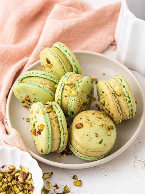 Pistachio Macarons Pistachio Macaroons Recipe, Pistachio Macarons Recipe, Pistachio Macaron Recipe, Pistachio Macaroons, Pistachio Macaron, Macaron Filling, French Cookies, Chocolate Macaron, Macaron Flavors