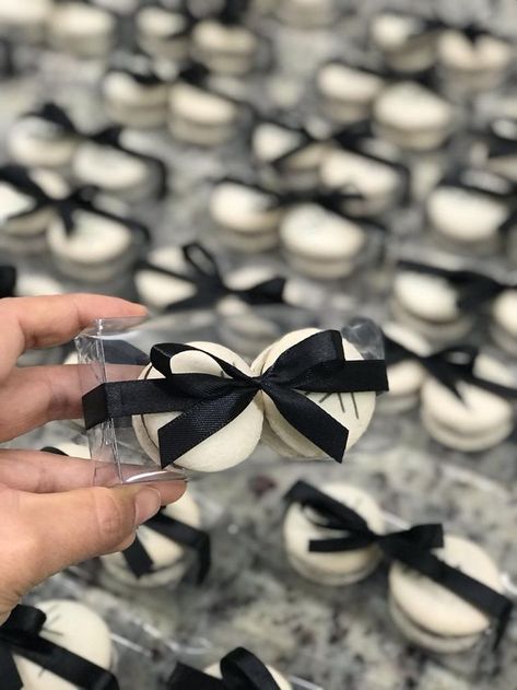 Wedding Goodies For Guests, Black White Themed Party, Black And White Table Setting, Luxury Wedding Favors, Housewarming Party Decorations, Black And White Wedding Theme, Bridal Shower Inspo, White Bridal Shower, Black Bows