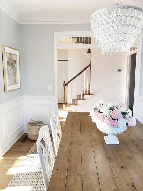 Pale Blue Dining Room, Blue Walls Dining Room, Blue Home Aesthetic, Light Blue Dining Room, Light Blue Farmhouse, Blue And White Dining Room, Simple Centerpiece, Royal Room, Dining Room Paint Colors