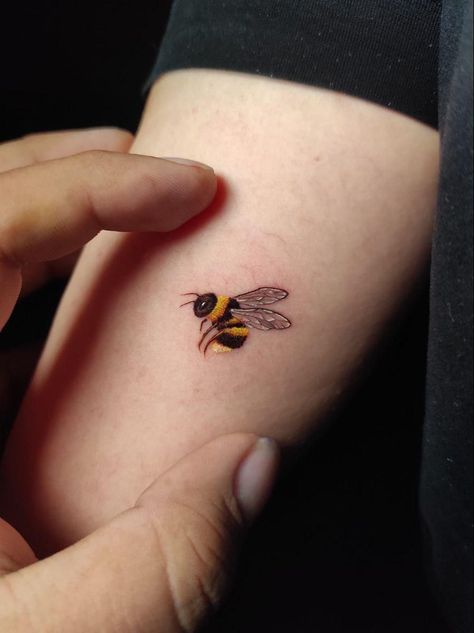 Clover And Bee Tattoo, Realistic Bee Tattoo Small, Small Bee And Flower Tattoo, Bee Small Tattoo, Tiny Bumble Bee Tattoo, Bee Tattoo Ideas Small, Bee Tatoos Ideas, Bee Tattoo Small, Realistic Bee Tattoo